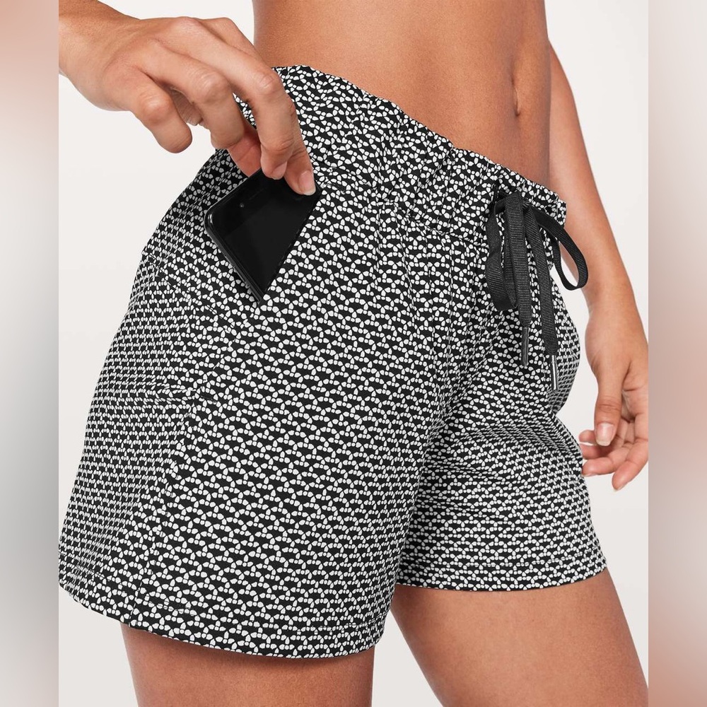 Lululemon On The Fly Short *2.5" Monochromic Black 4 - Picture 2 of 7